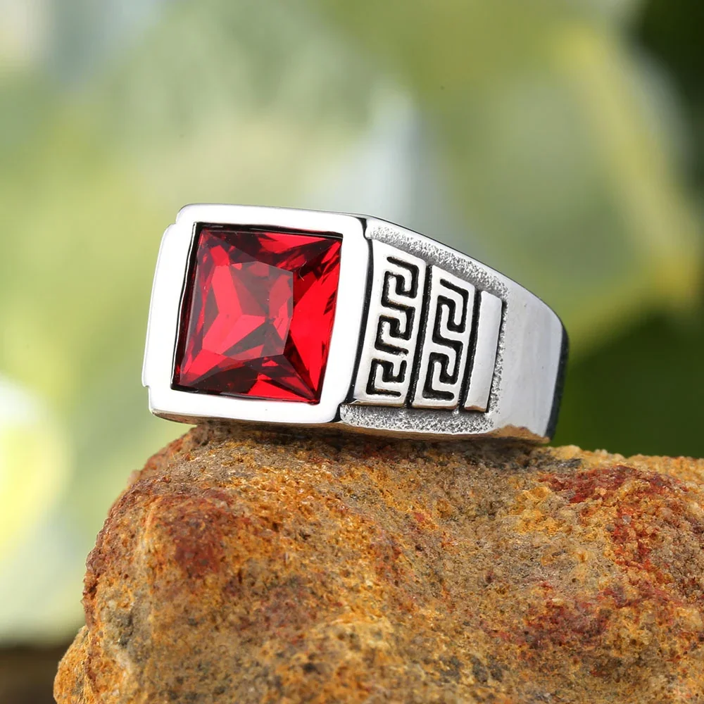 Foto prodotto: Anello chevalier con cristallo quadrato e greca, acciaio inossidabile 316