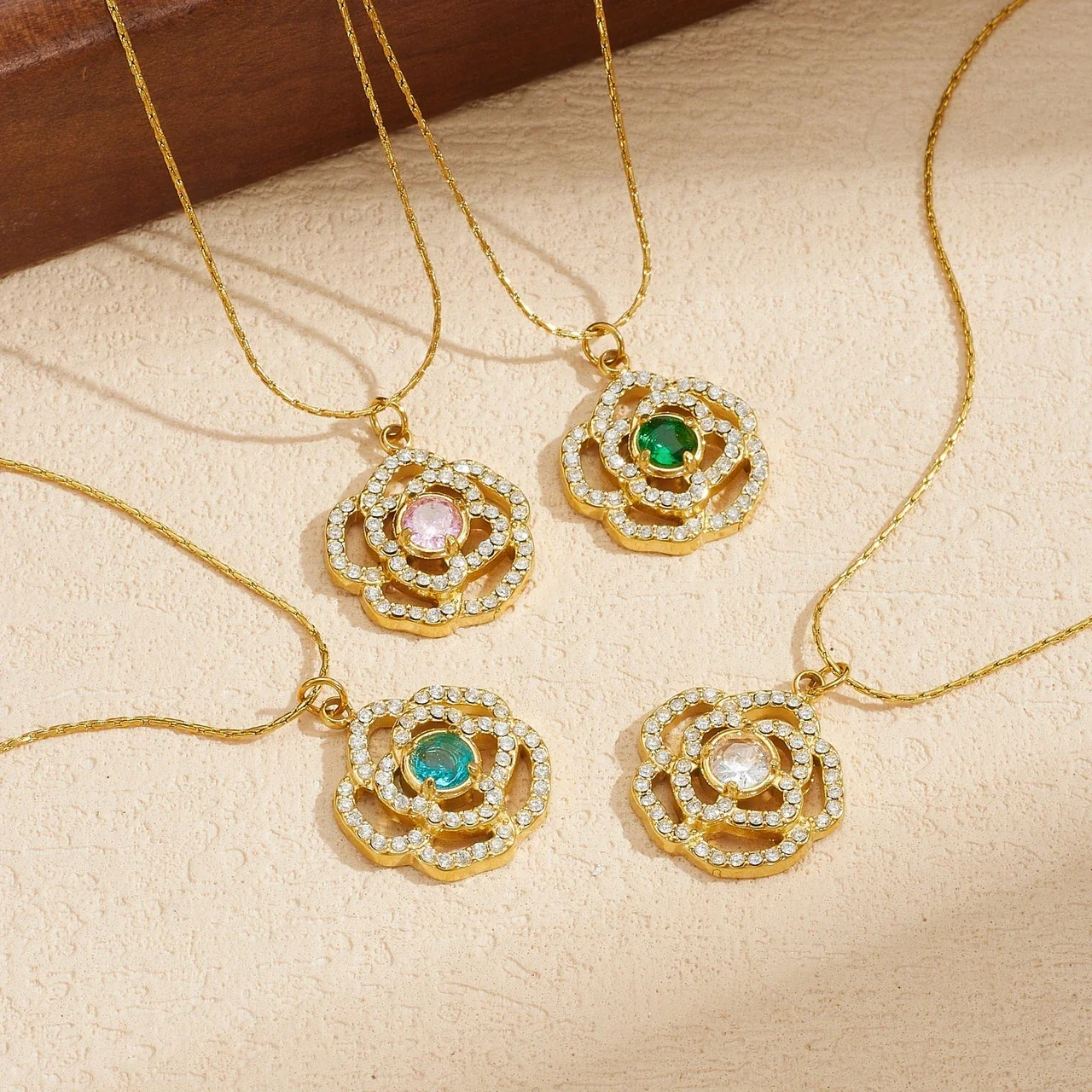 Camellia-hangerketting met pavébloemblaadjes, verguld roestvrij staal productfoto