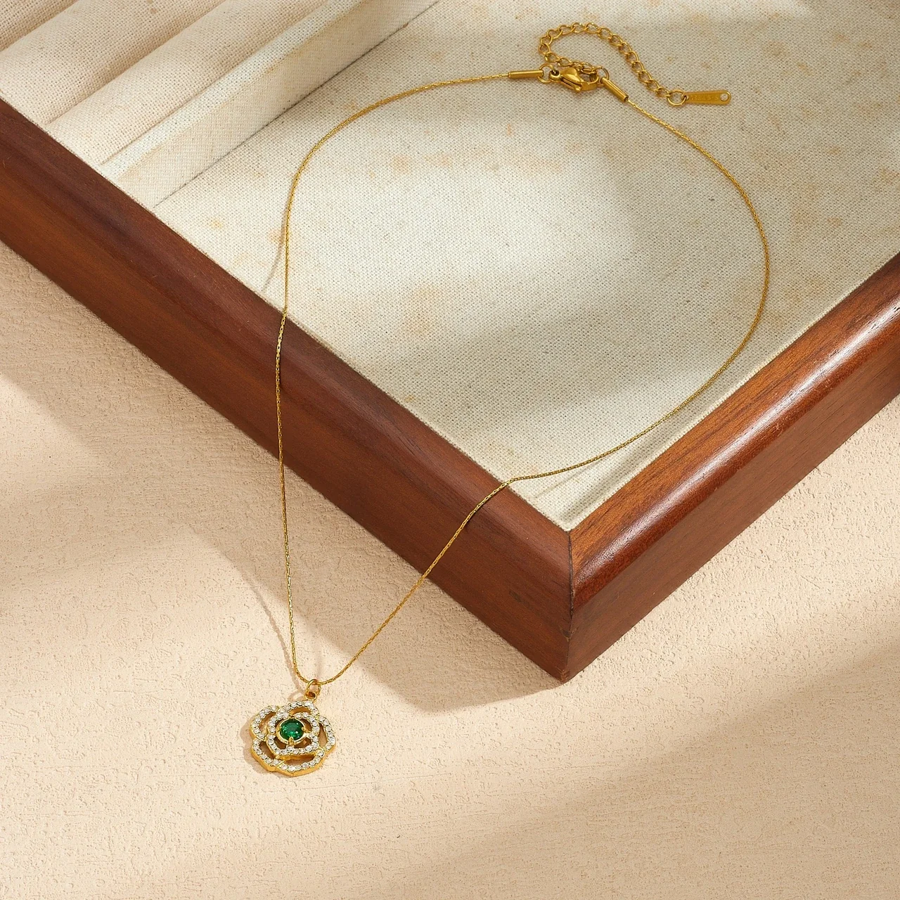 Camellia-hangerketting met pavébloemblaadjes, verguld roestvrij staal productfoto