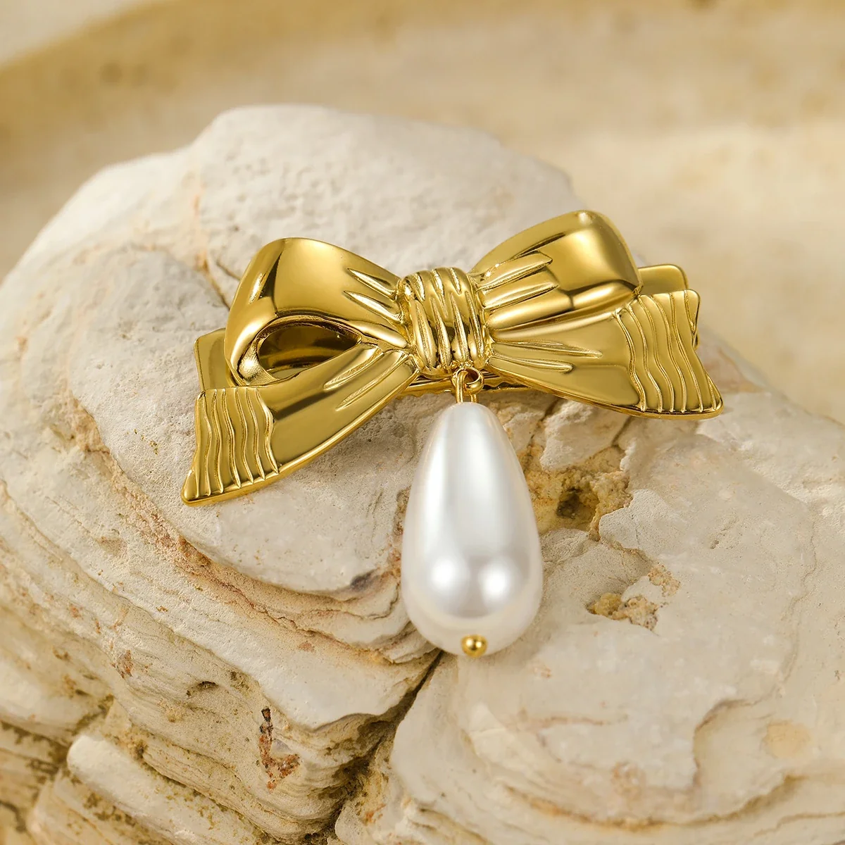 Bow Hair Clip with Shell Pearl Drop in 18K Gold-Plated Steel