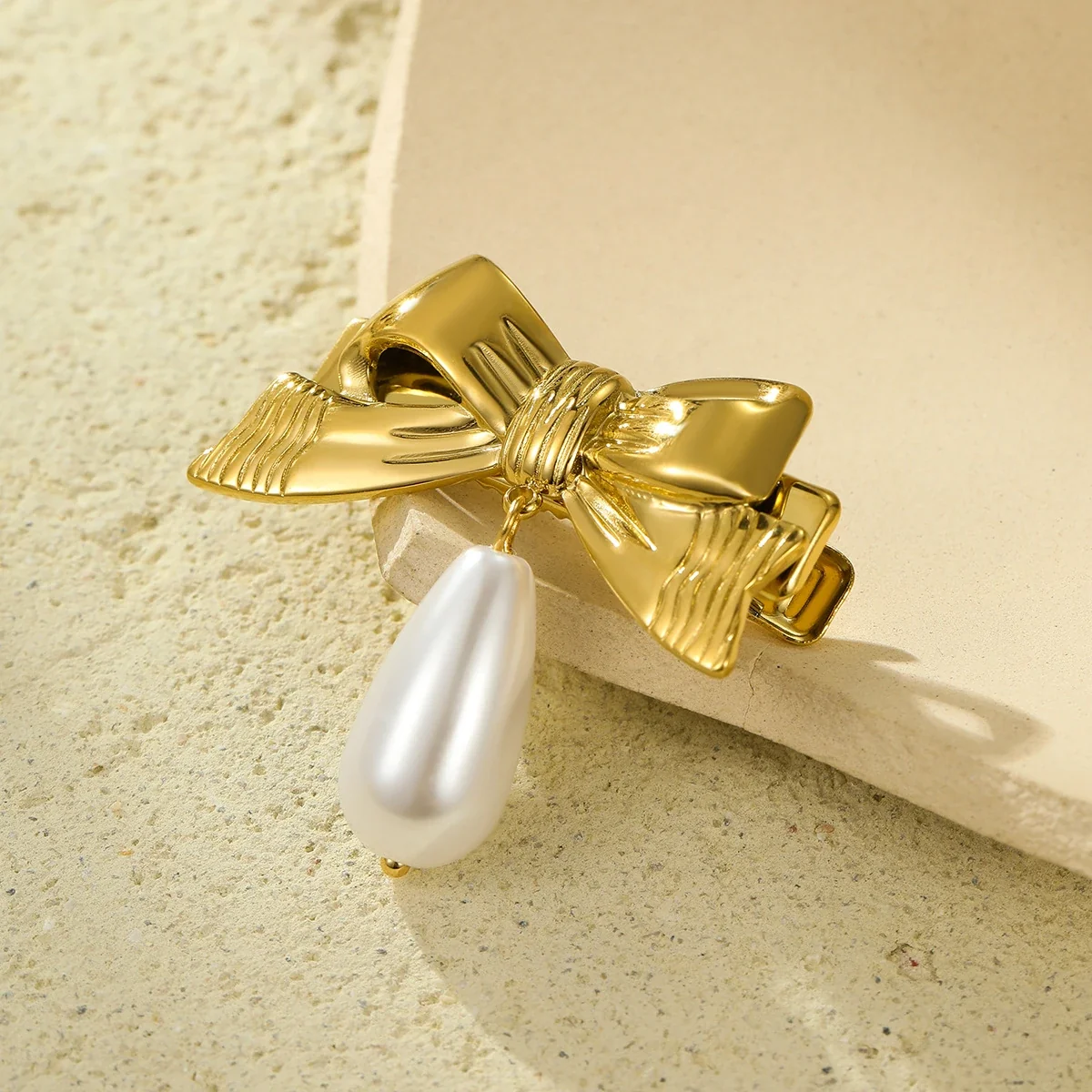 Bow Hair Clip with Shell Pearl Drop in 18K Gold-Plated Steel