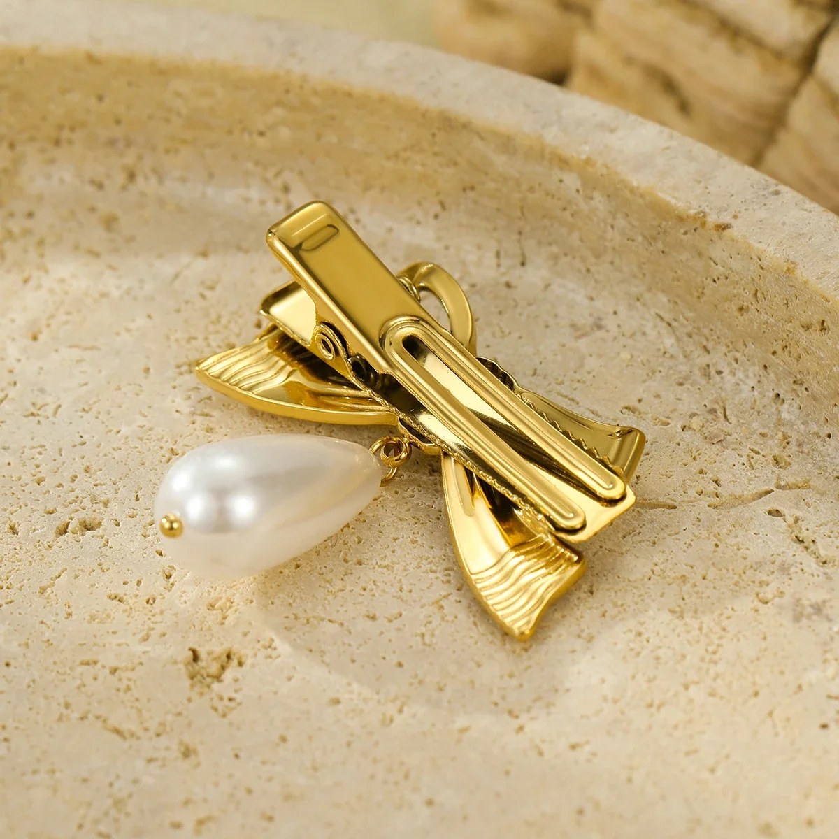 Bow Hair Clip with Shell Pearl Drop in 18K Gold-Plated Steel