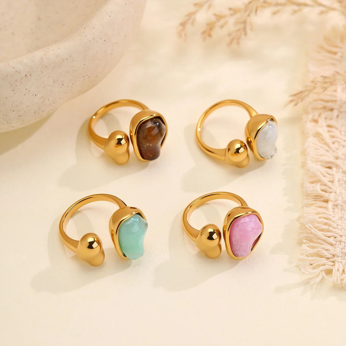 Open ring met onregelmatige harsinleg en verguld staal productfoto