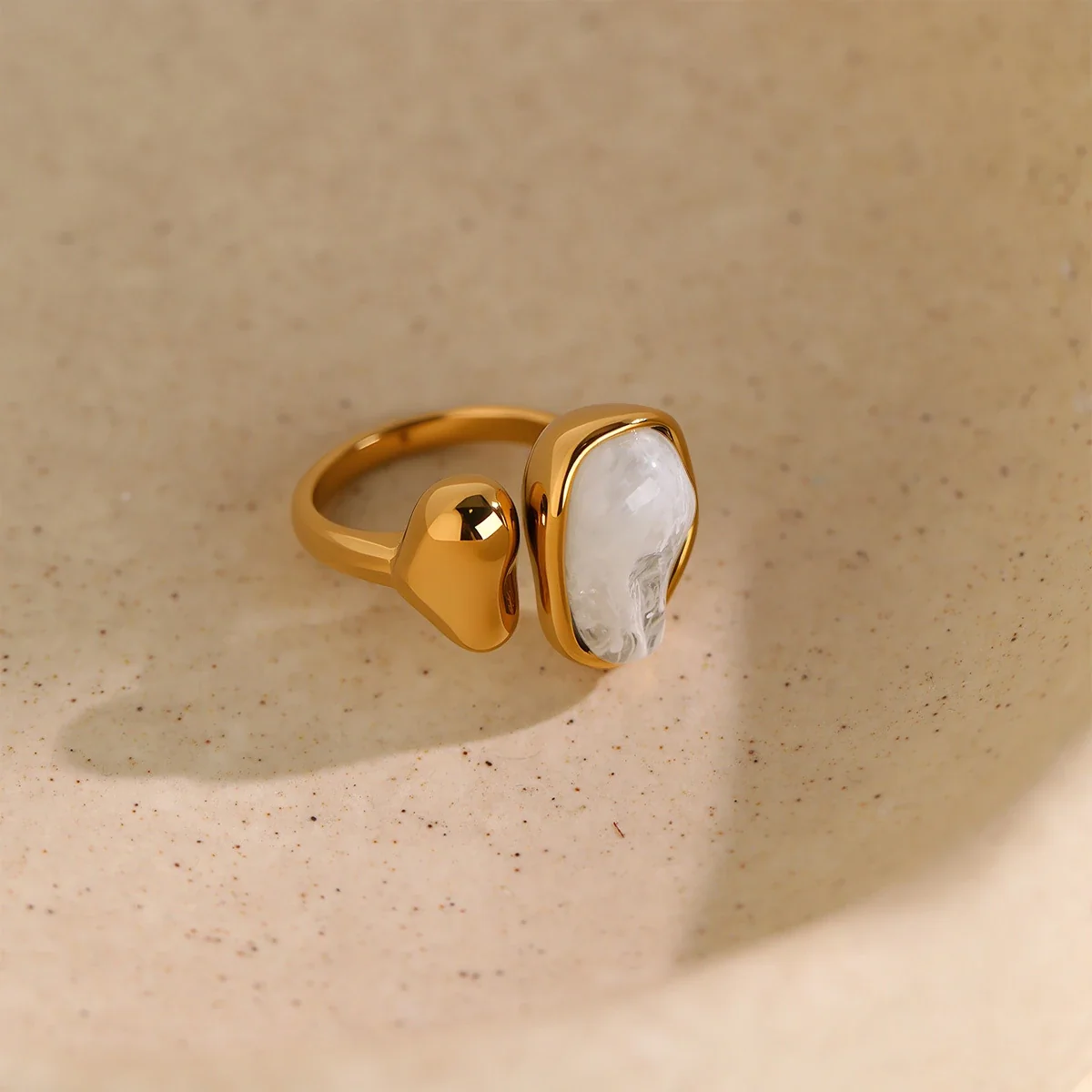 Open ring met onregelmatige harsinleg en verguld staal productfoto