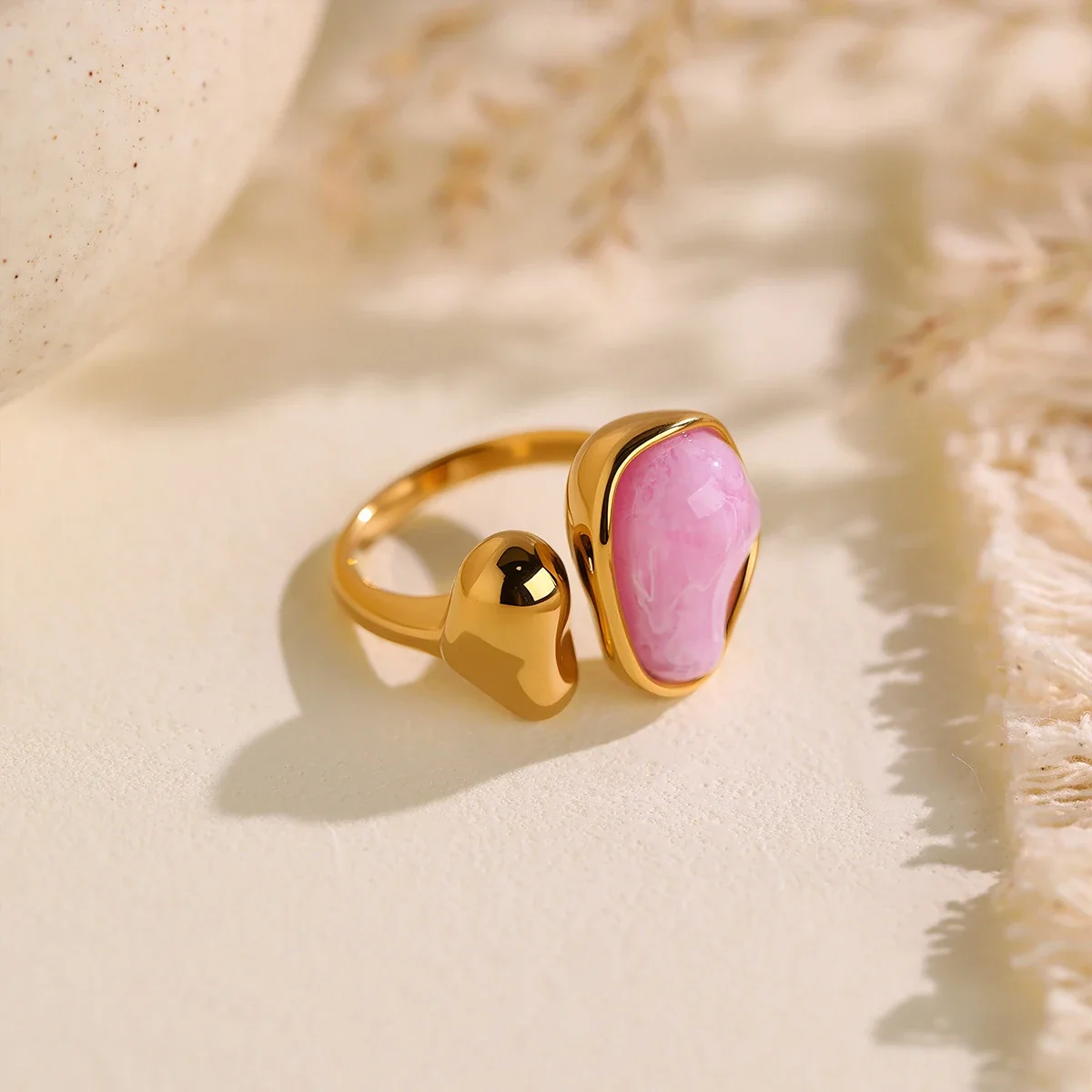 Open ring met onregelmatige harsinleg en verguld staal productfoto