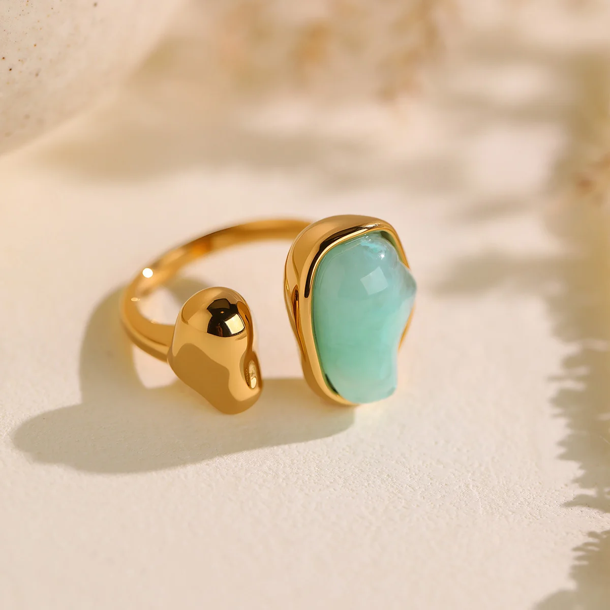 Open ring met onregelmatige harsinleg en verguld staal productfoto