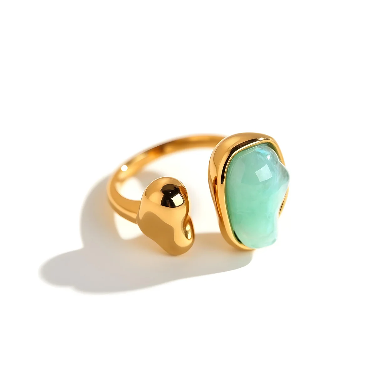 Open ring met onregelmatige harsinleg en verguld staal productfoto