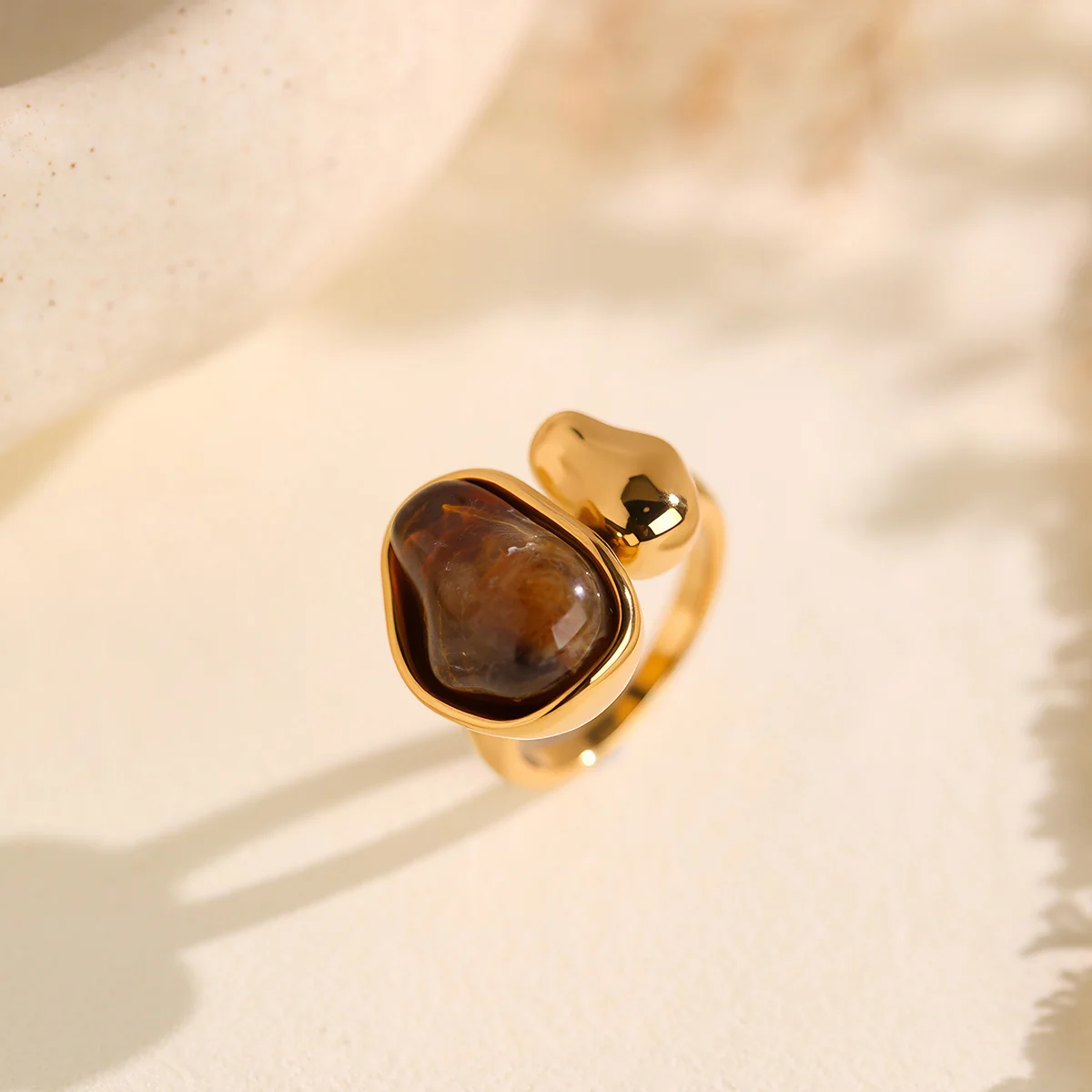 Open ring met onregelmatige harsinleg en verguld staal productfoto