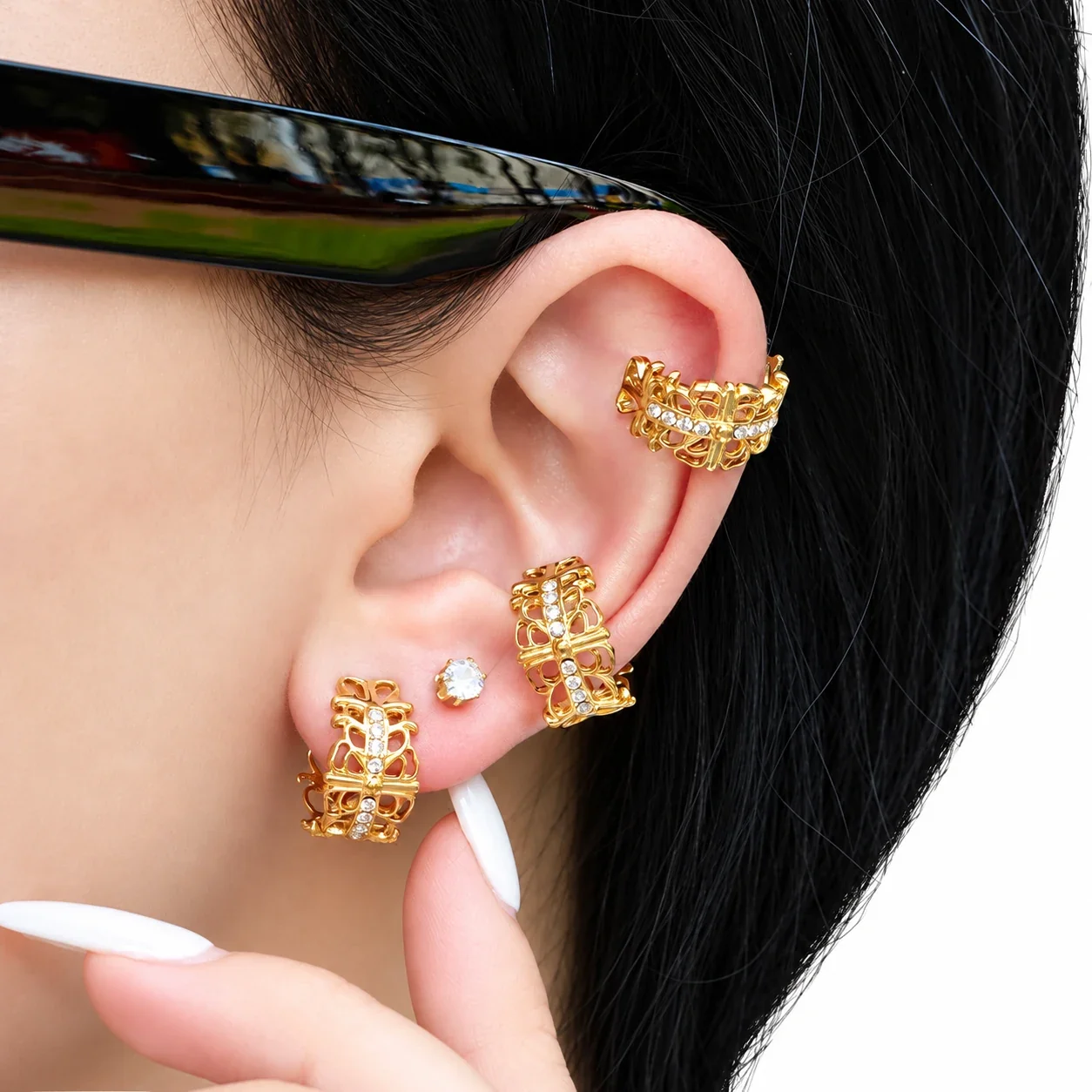 Vlinder-ear cuff met ajourwerk en kristalrij van verguld staal productfoto