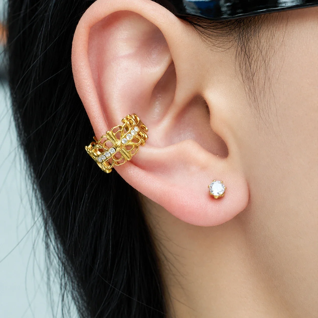 Vlinder-ear cuff met ajourwerk en kristalrij van verguld staal productfoto