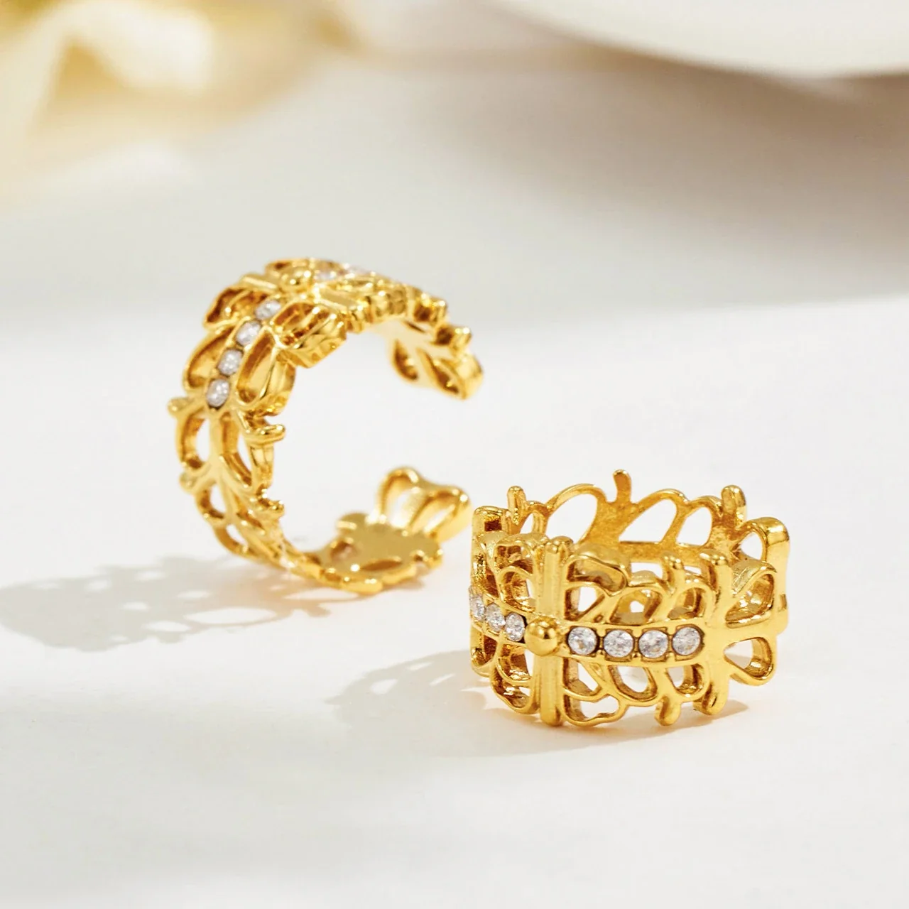 Vlinder-ear cuff met ajourwerk en kristalrij van verguld staal productfoto