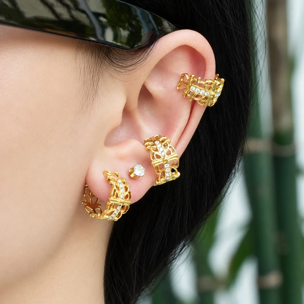 Vlinder-ear cuff met ajourwerk en kristalrij van verguld staal productfoto
