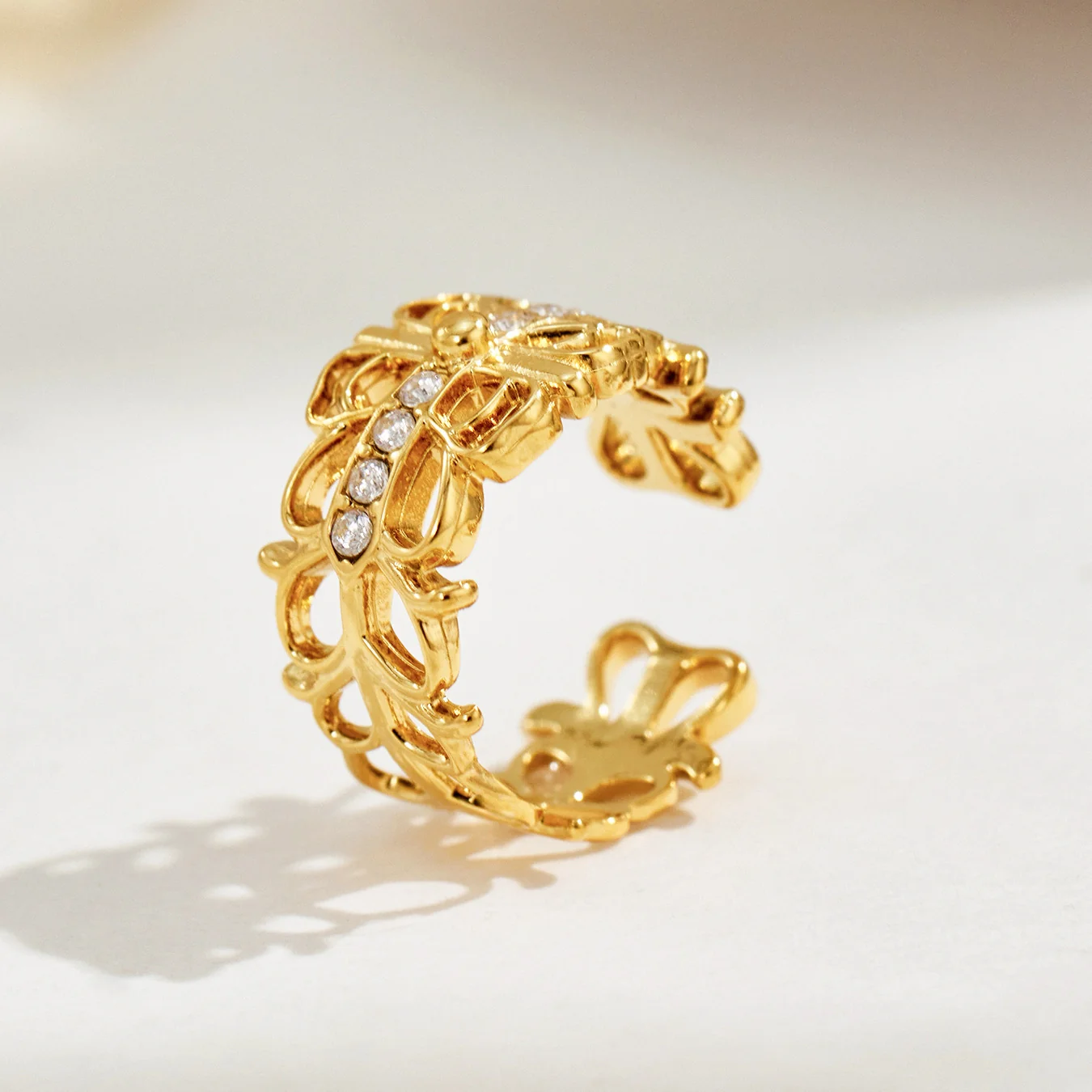 Vlinder-ear cuff met ajourwerk en kristalrij van verguld staal productfoto
