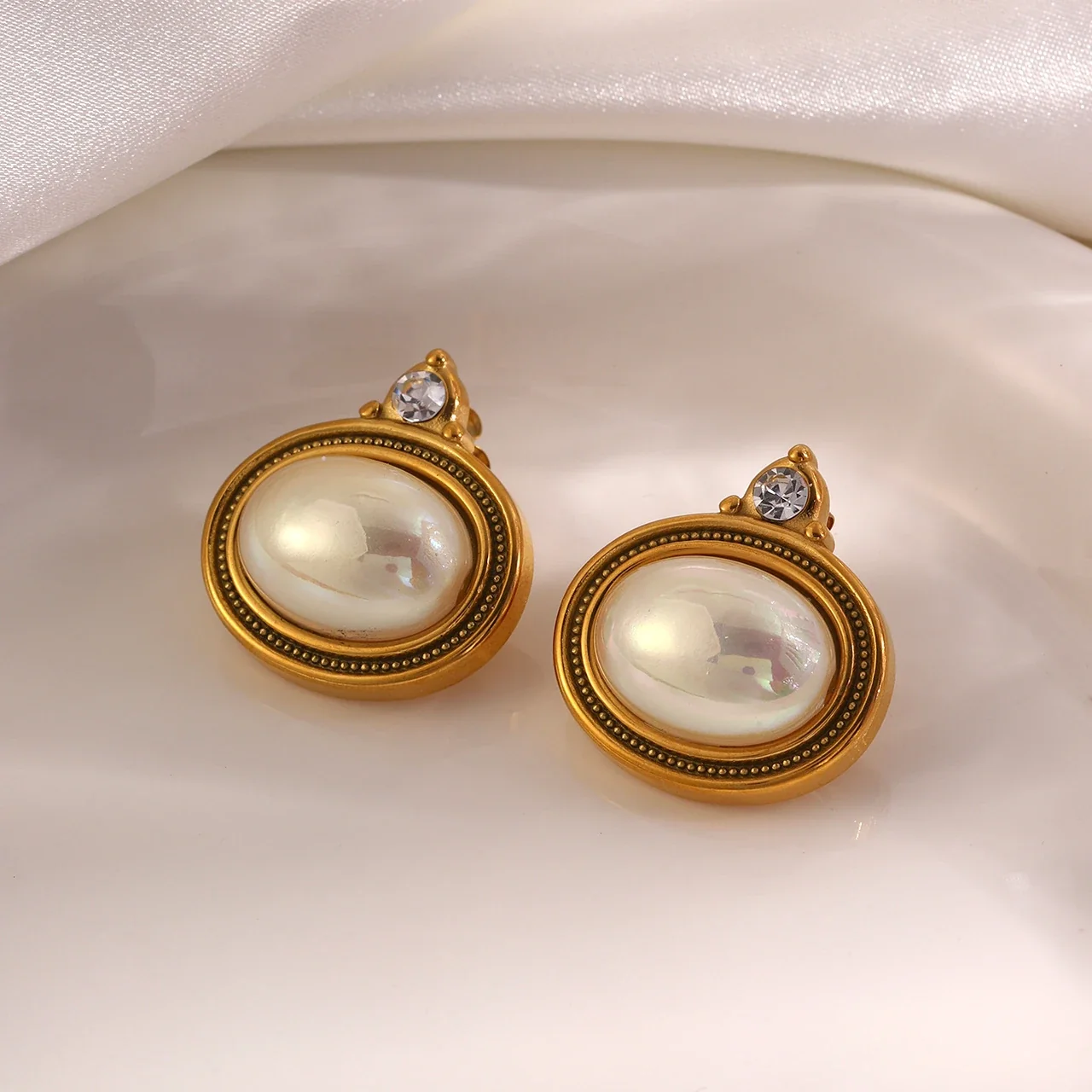 Produktfoto: Ohrstecker mit ovaler Zargenfassung und Perlenrand, 18K-vergoldeter Edelstahl 316