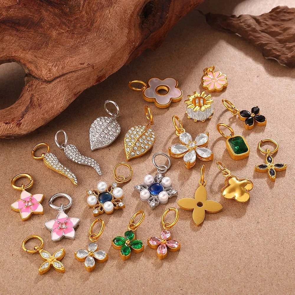 Foto do produto: Flower Charm Pendant with Crystal Petals, 18K Gold-Plated