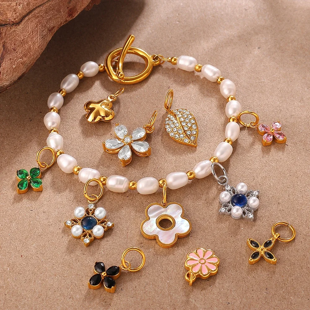 Foto do produto: Flower Charm Pendant with Crystal Petals, 18K Gold-Plated