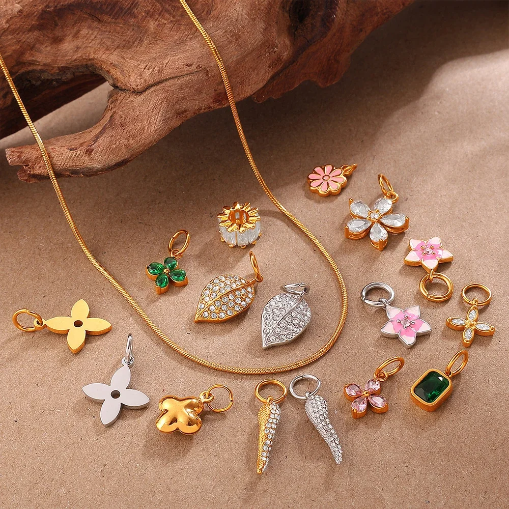 Foto do produto: Flower Charm Pendant with Crystal Petals, 18K Gold-Plated