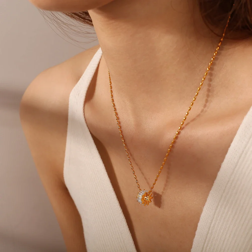 Foto do produto: Flower Charm Pendant with Crystal Petals, 18K Gold-Plated