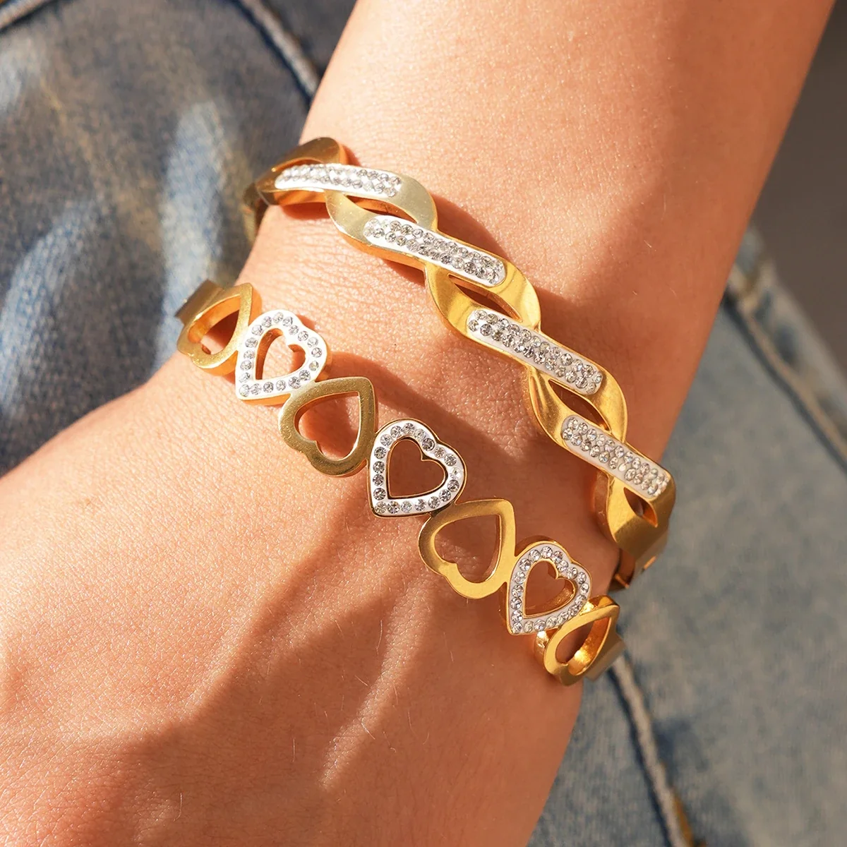 Foto del producto: Brazalete rígido con corazones y eslabones grumet de cristal, PVD de oro de 18K