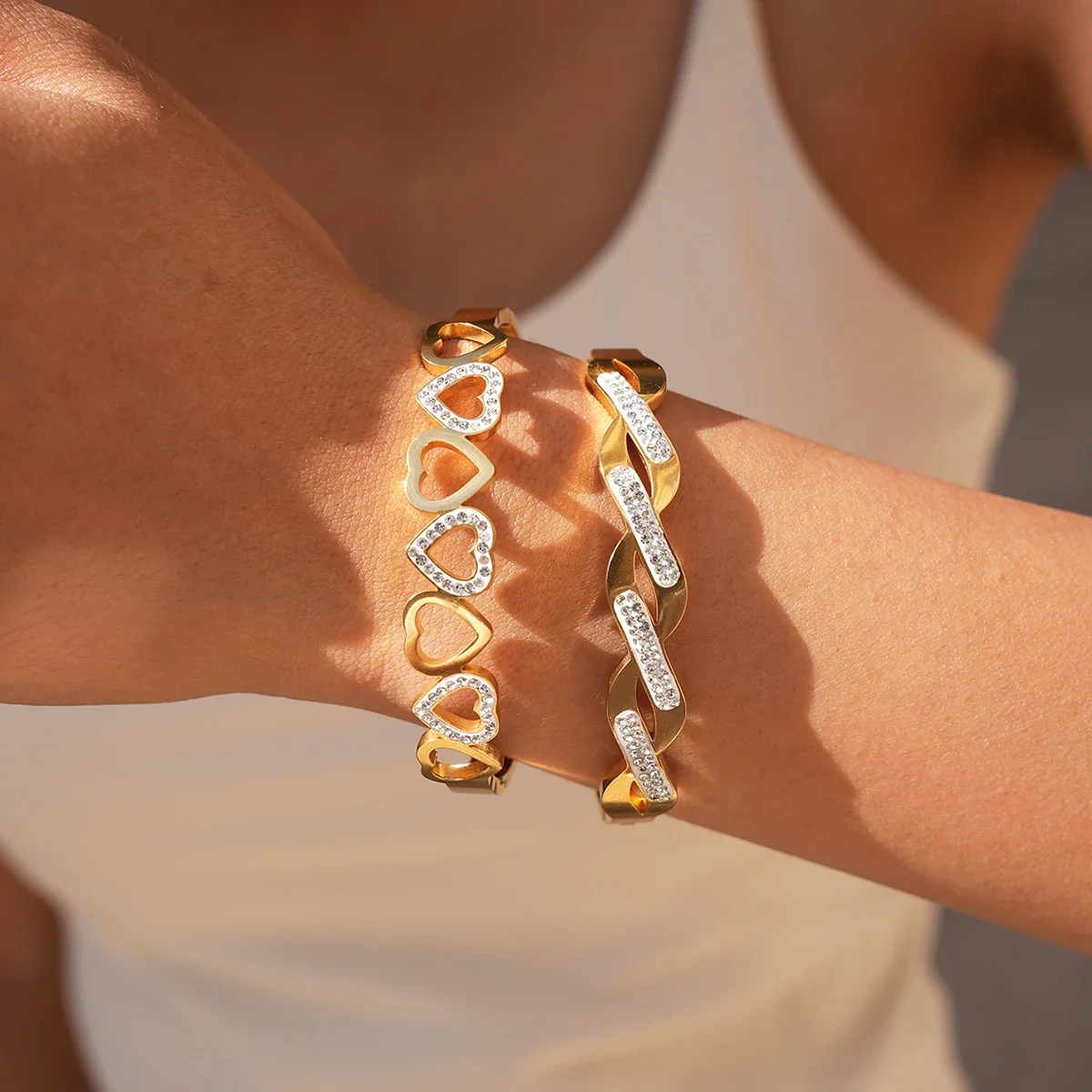 Foto del producto: Brazalete rígido con corazones y eslabones grumet de cristal, PVD de oro de 18K
