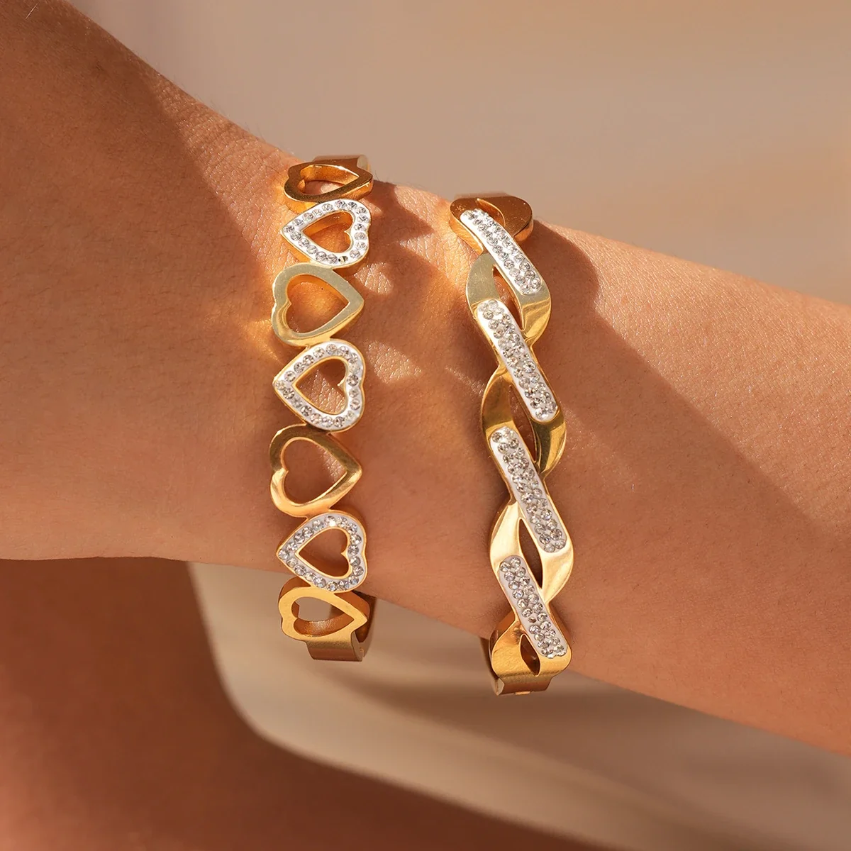 Foto del producto: Brazalete rígido con corazones y eslabones grumet de cristal, PVD de oro de 18K
