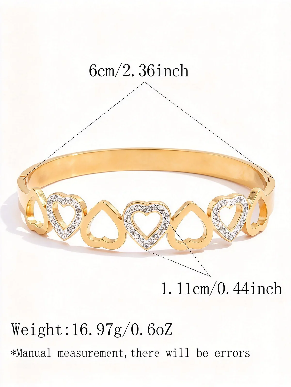 Foto del producto: Brazalete rígido con corazones y eslabones grumet de cristal, PVD de oro de 18K