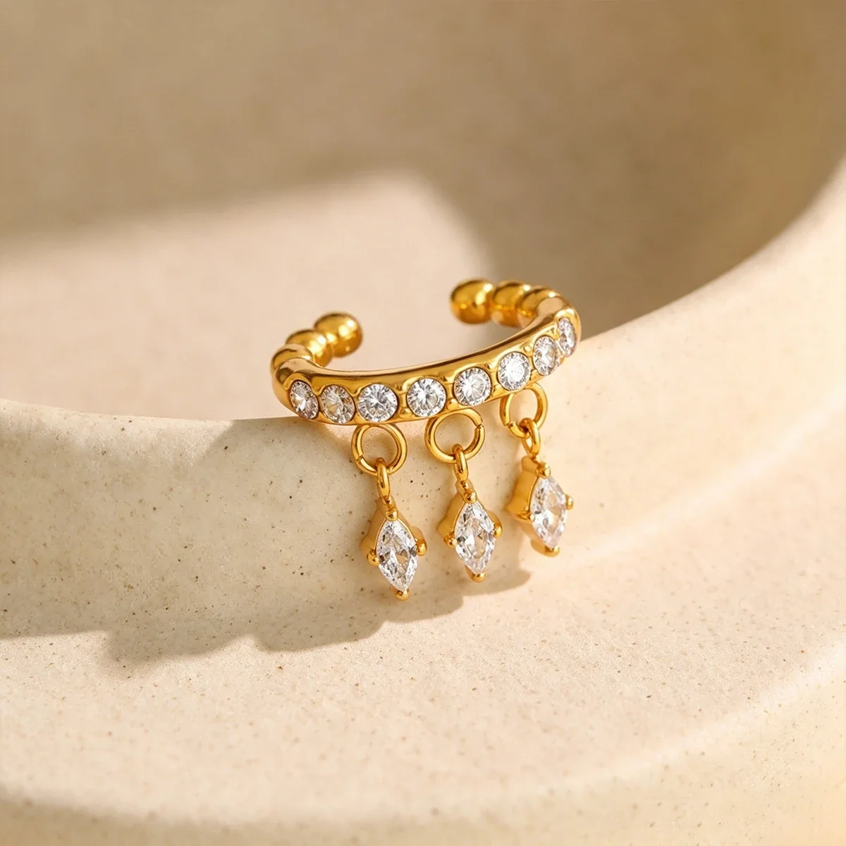 Ear cuff: kristallen rij & marquise hangers, verguld roestvrij staal productfoto