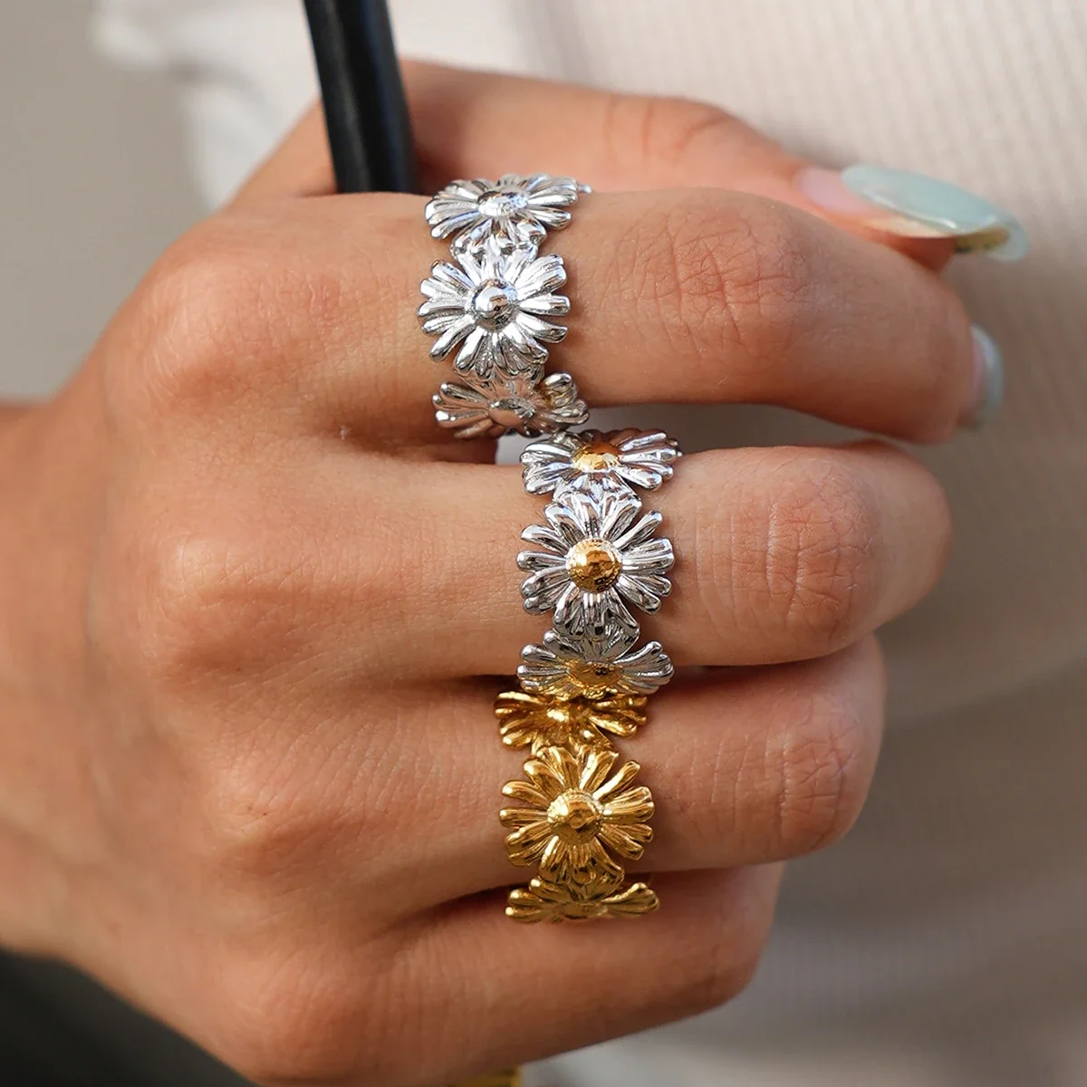 Open ring met madeliefjescluster van roestvrij staal met goudkleurige PVD productfoto