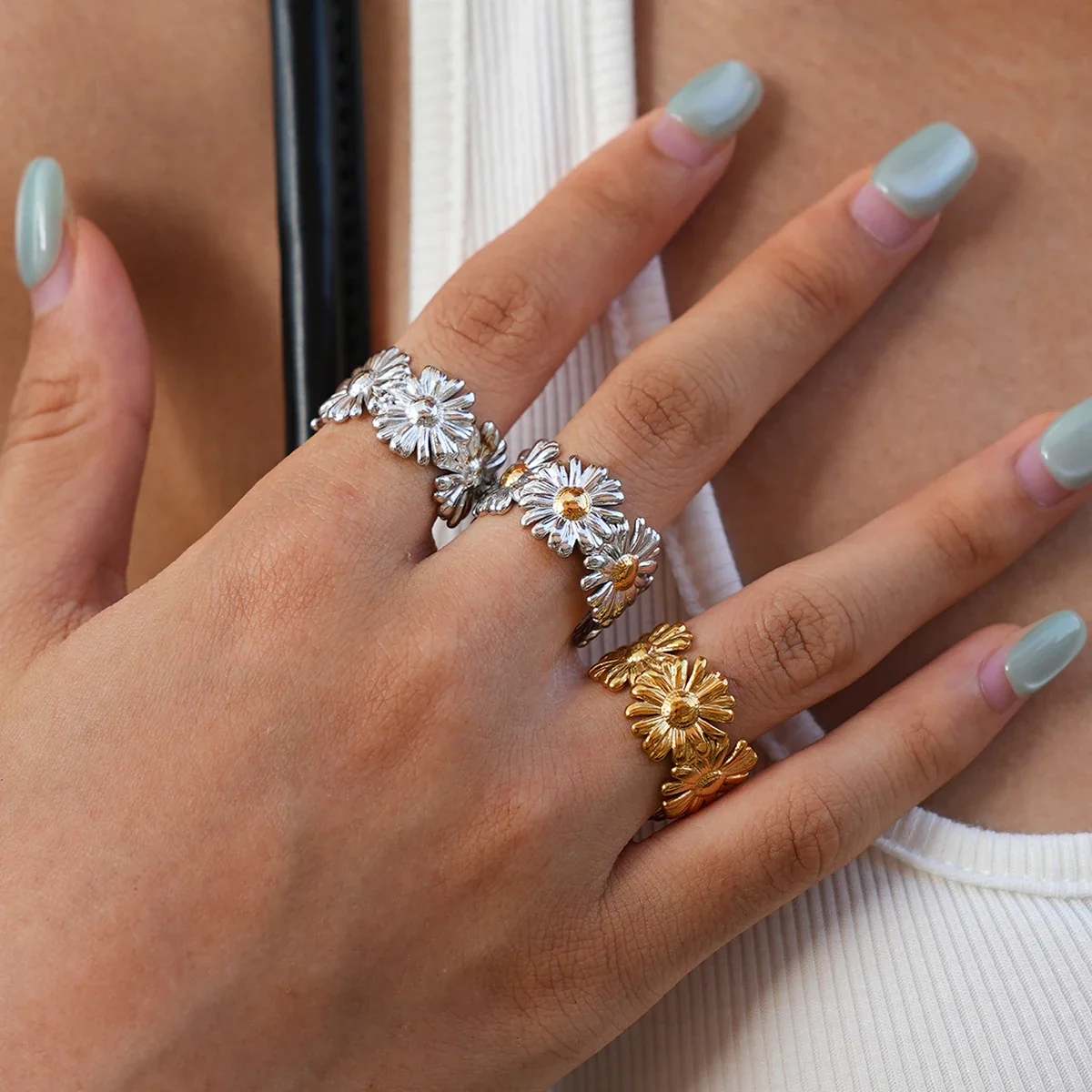 Open ring met madeliefjescluster van roestvrij staal met goudkleurige PVD productfoto