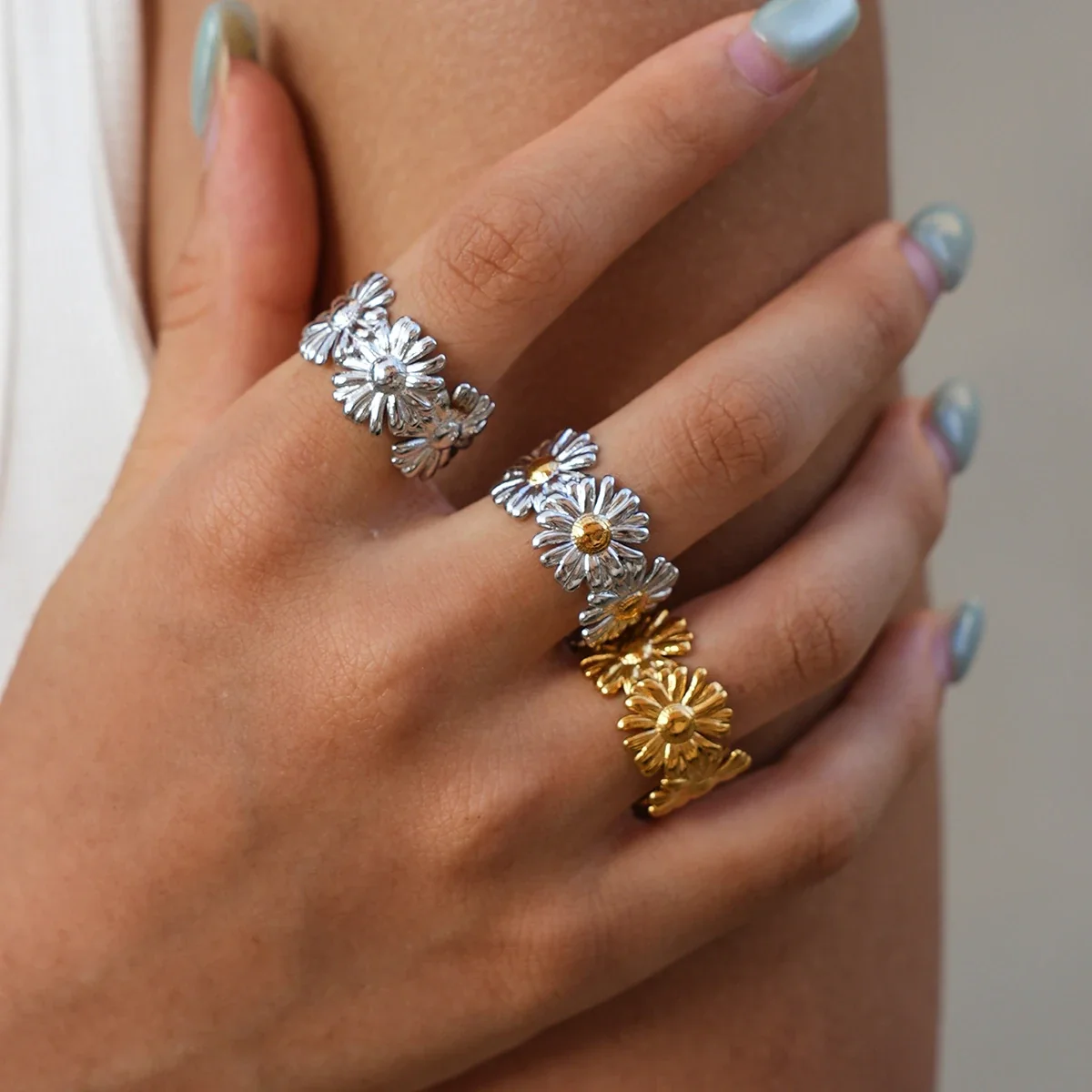 Open ring met madeliefjescluster van roestvrij staal met goudkleurige PVD productfoto