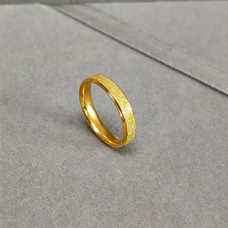 Foto del producto: Anillo de Banda con Centro Arenado en Acero Chapado en Oro de 18K