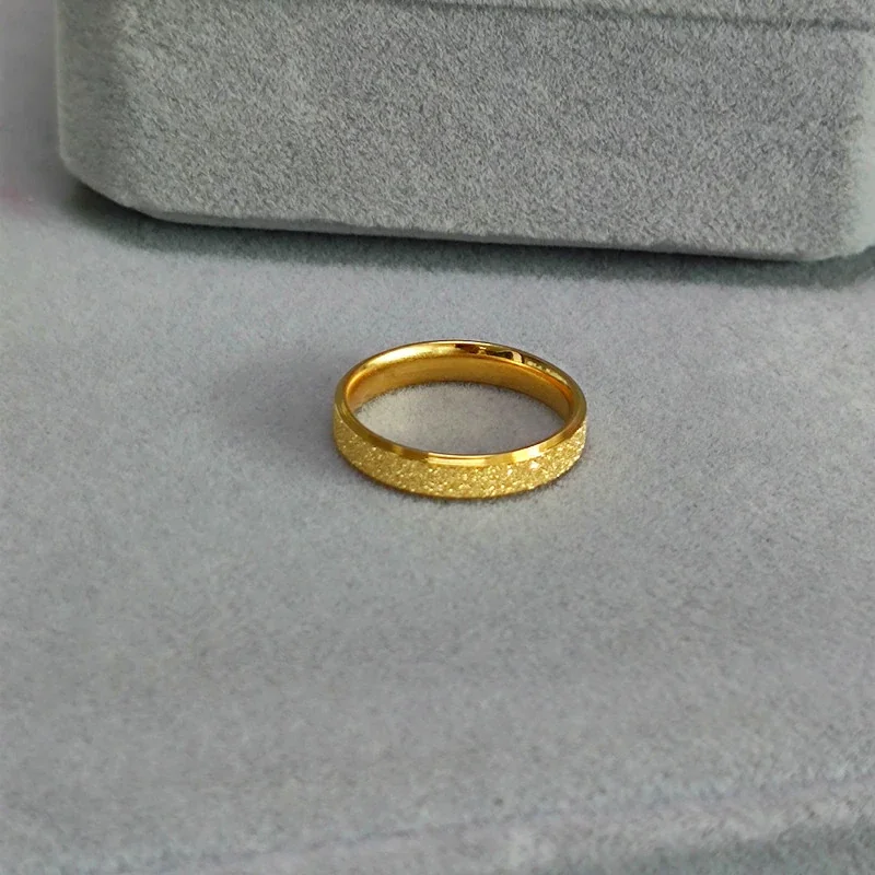 Foto del producto: Anillo de Banda con Centro Arenado en Acero Chapado en Oro de 18K