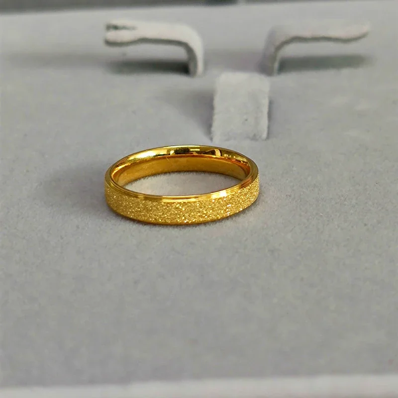 Foto del producto: Anillo de Banda con Centro Arenado en Acero Chapado en Oro de 18K