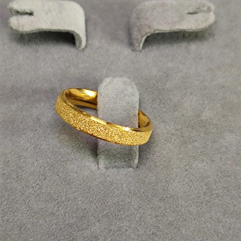 Foto del producto: Anillo de Banda con Centro Arenado en Acero Chapado en Oro de 18K