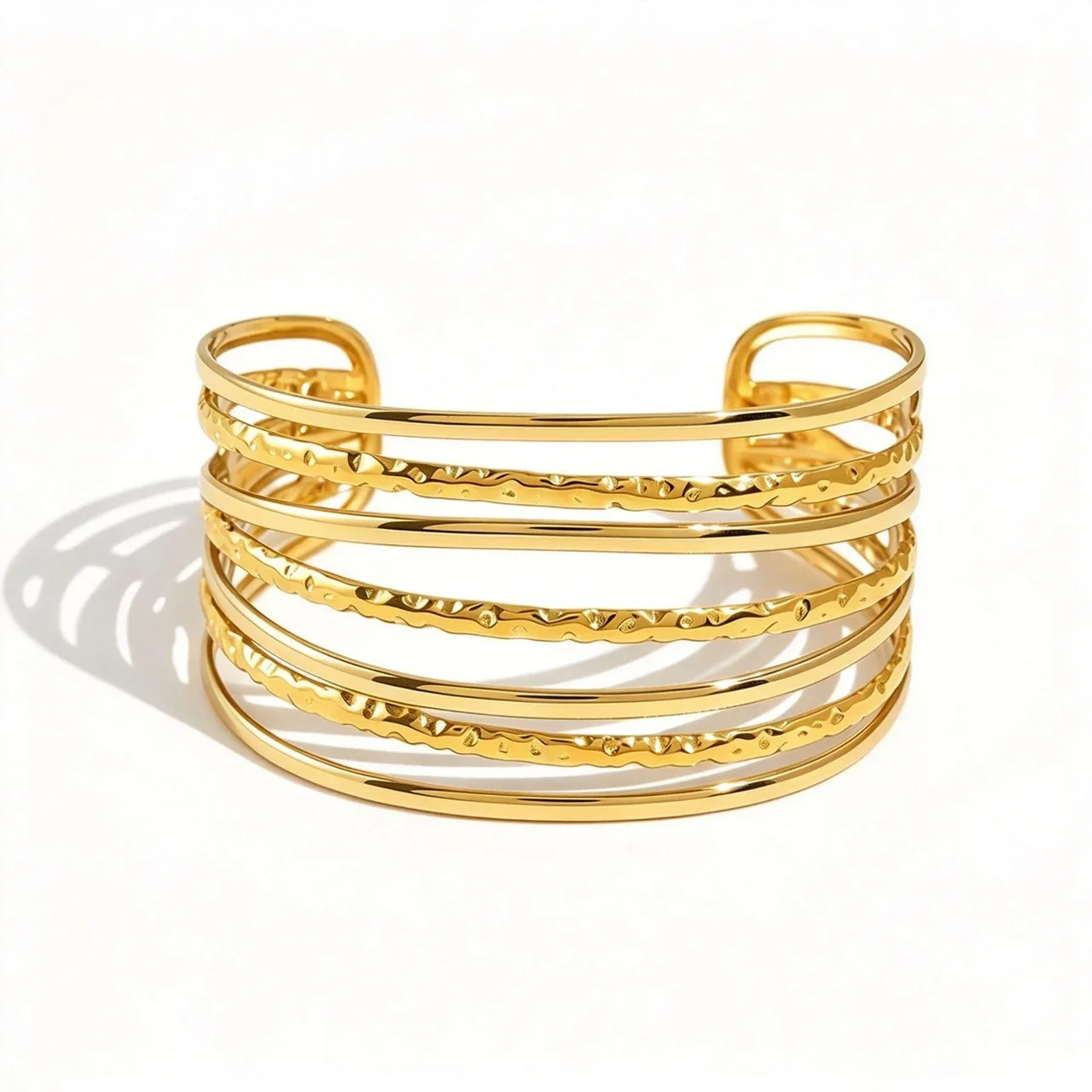 Open cuffarmband met gehamerde banden in 18K goud PVD