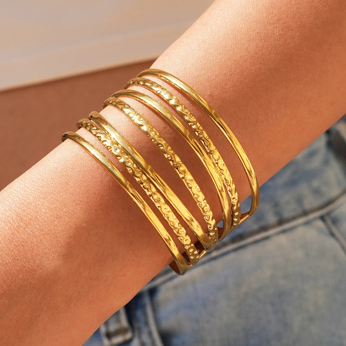Open cuffarmband met gehamerde banden in 18K goud PVD productfoto