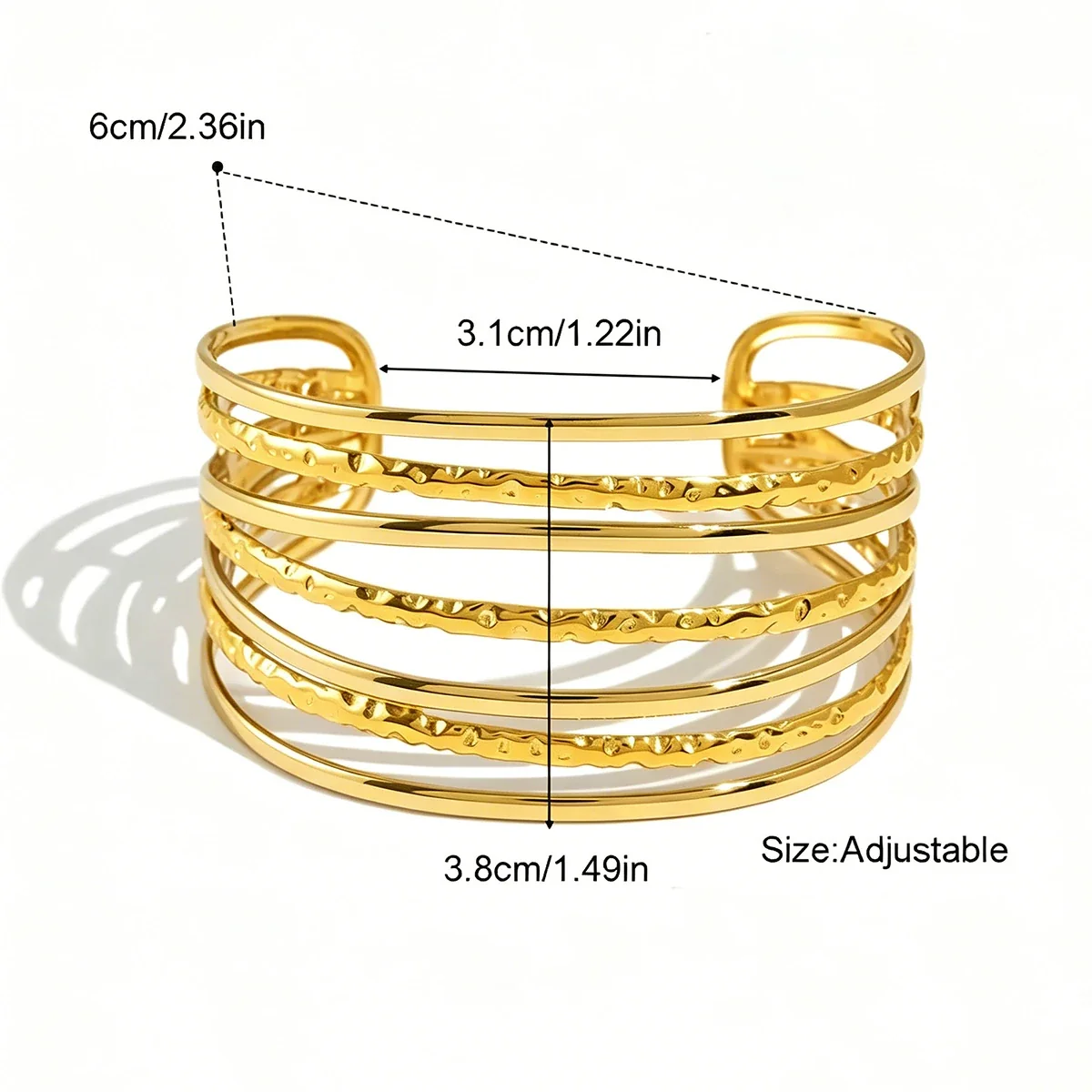 Open cuffarmband met gehamerde banden in 18K goud PVD productfoto