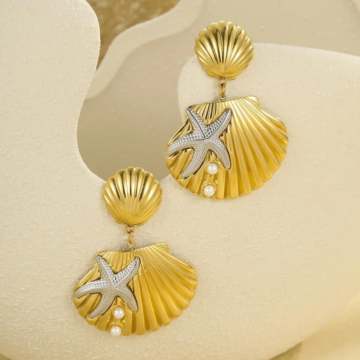 Foto do produto: Brincos Pendentes de Concha com Estrela-do-Mar em Aço Banhado a Ouro 18K
