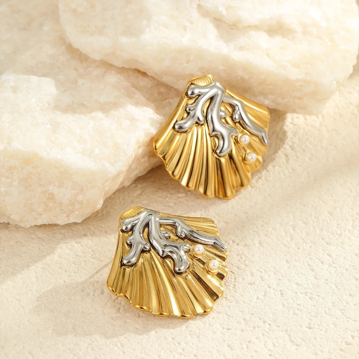 Foto do produto: Brincos Pendentes de Concha com Estrela-do-Mar em Aço Banhado a Ouro 18K