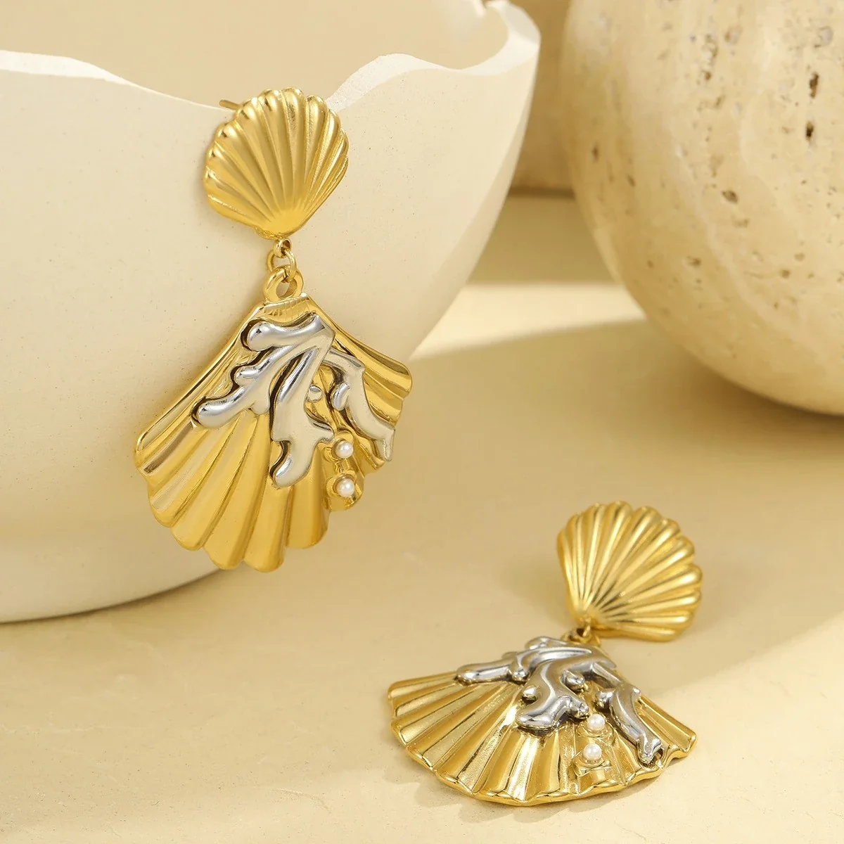 Foto do produto: Brincos Pendentes de Concha com Estrela-do-Mar em Aço Banhado a Ouro 18K