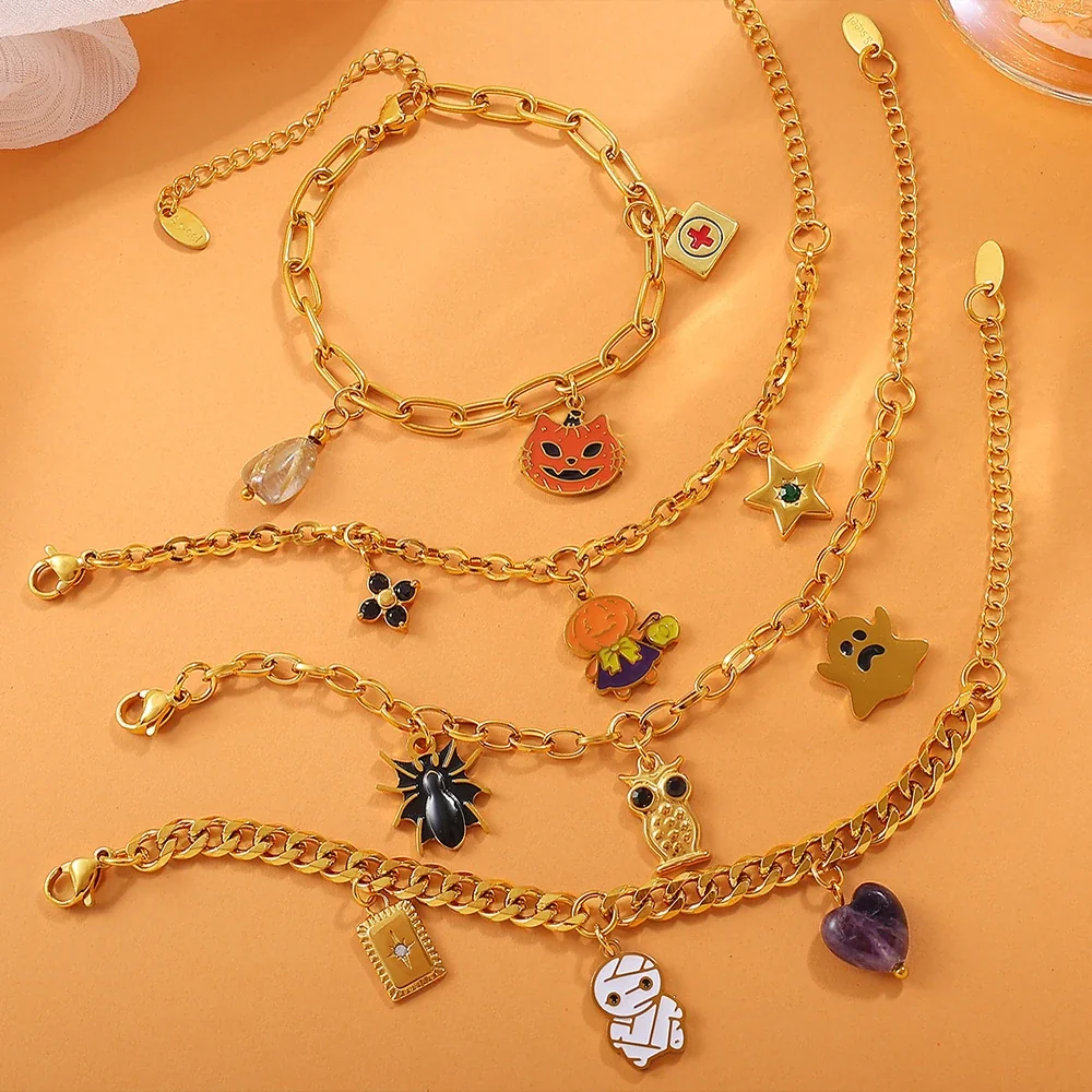 Foto del producto: Pulsera de eslabones con charms de motivos, acero chapado en oro de 18K