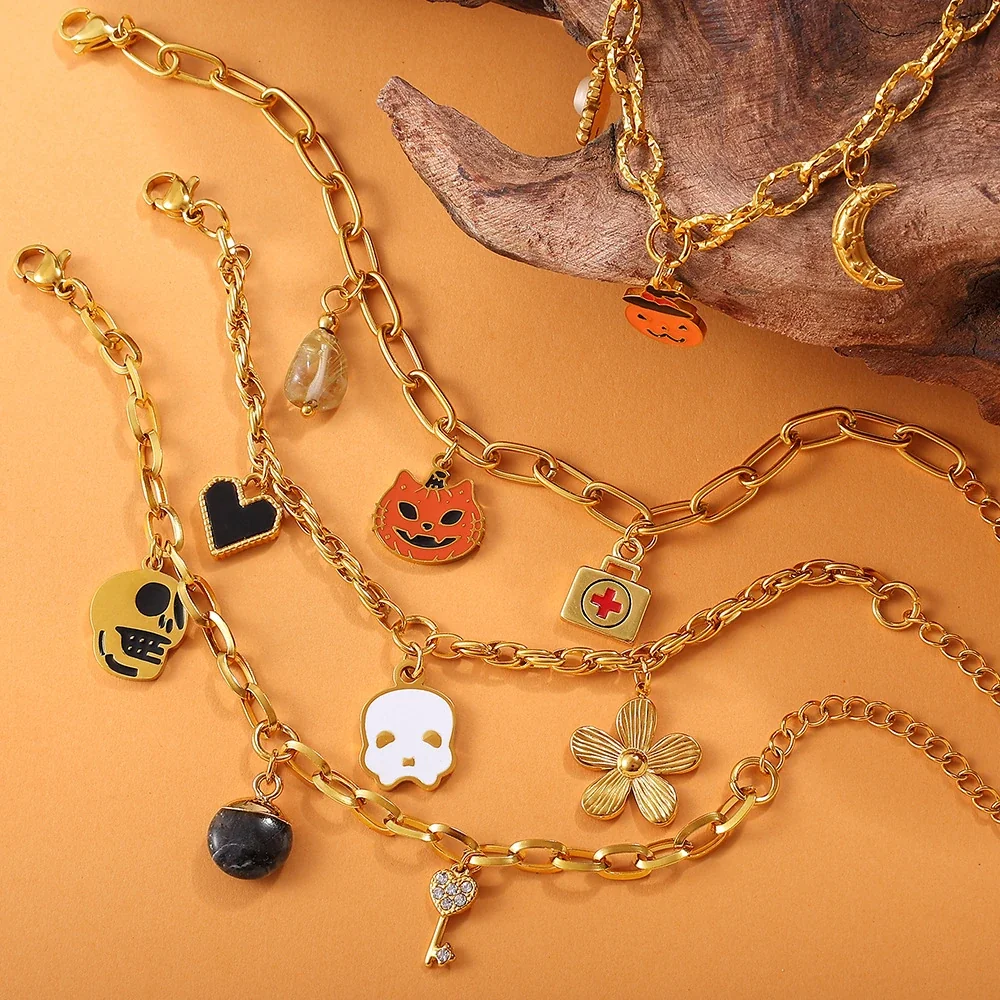 Foto del producto: Pulsera de eslabones con charms de motivos, acero chapado en oro de 18K