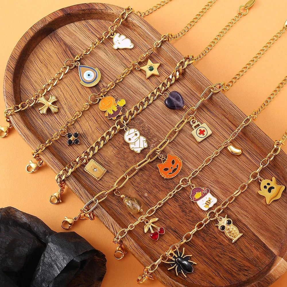 Foto del producto: Pulsera de eslabones con charms de motivos, acero chapado en oro de 18K