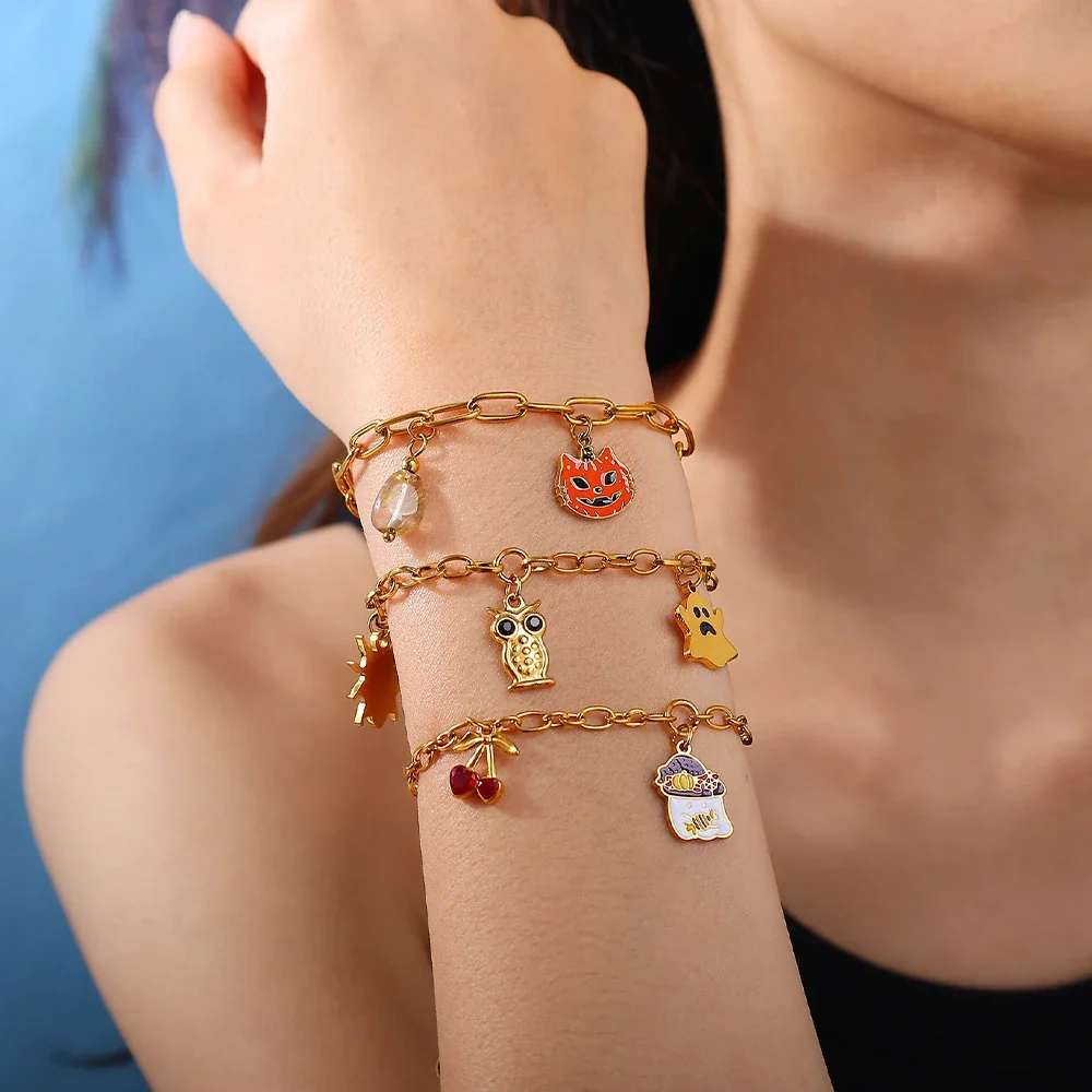 Foto del producto: Pulsera de eslabones con charms de motivos, acero chapado en oro de 18K
