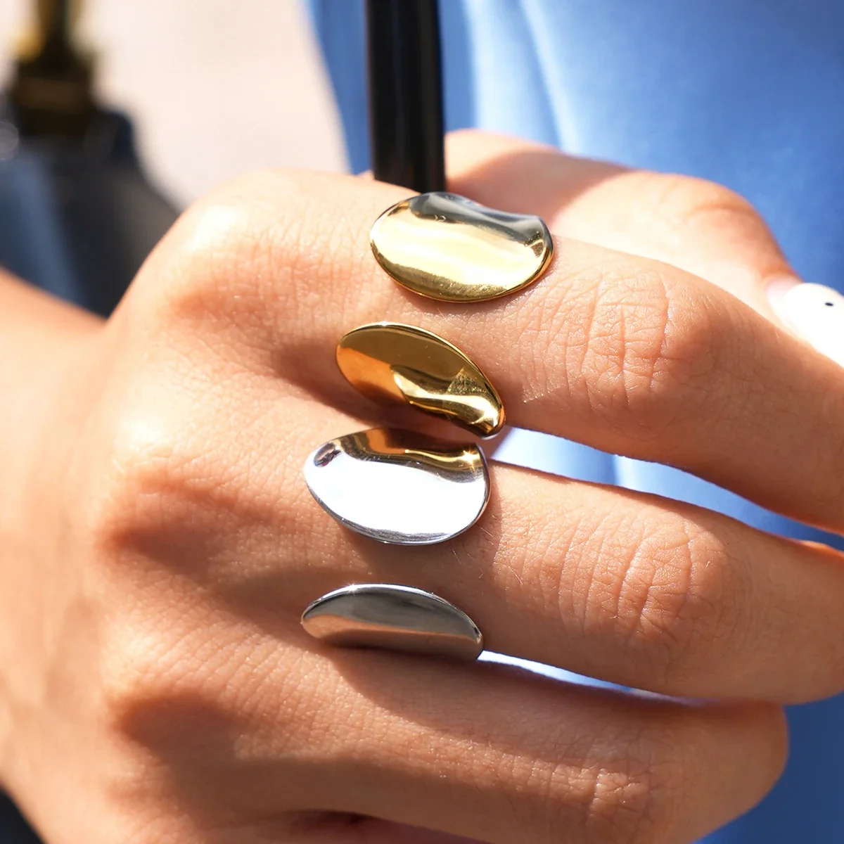 Open ring met ovale eindkappen en goudkleurige PVD-afwerking van roestvrij staal productfoto