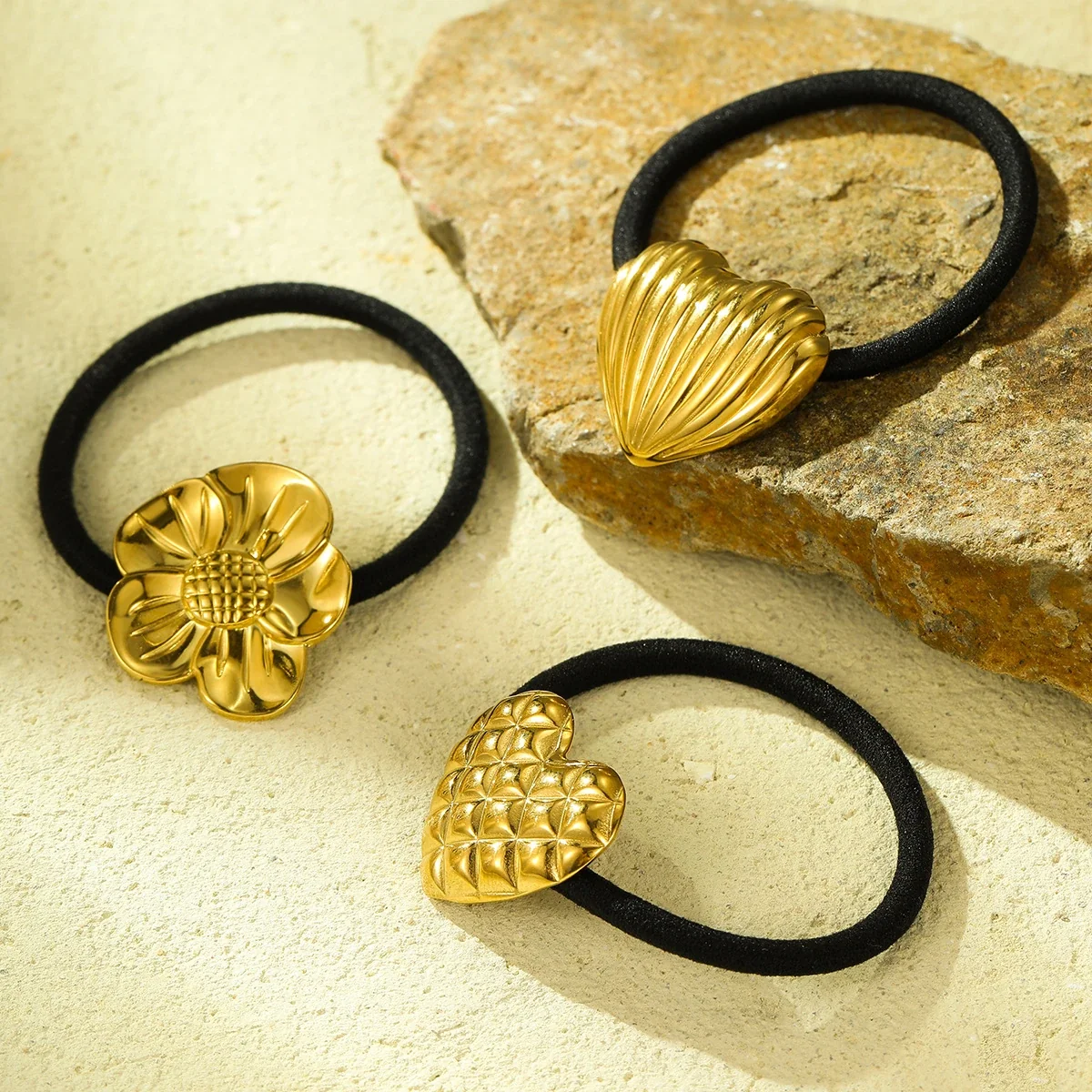 Photo produit : Élastique à cheveux avec breloques plaquées or tournesol, coquillage et cœur