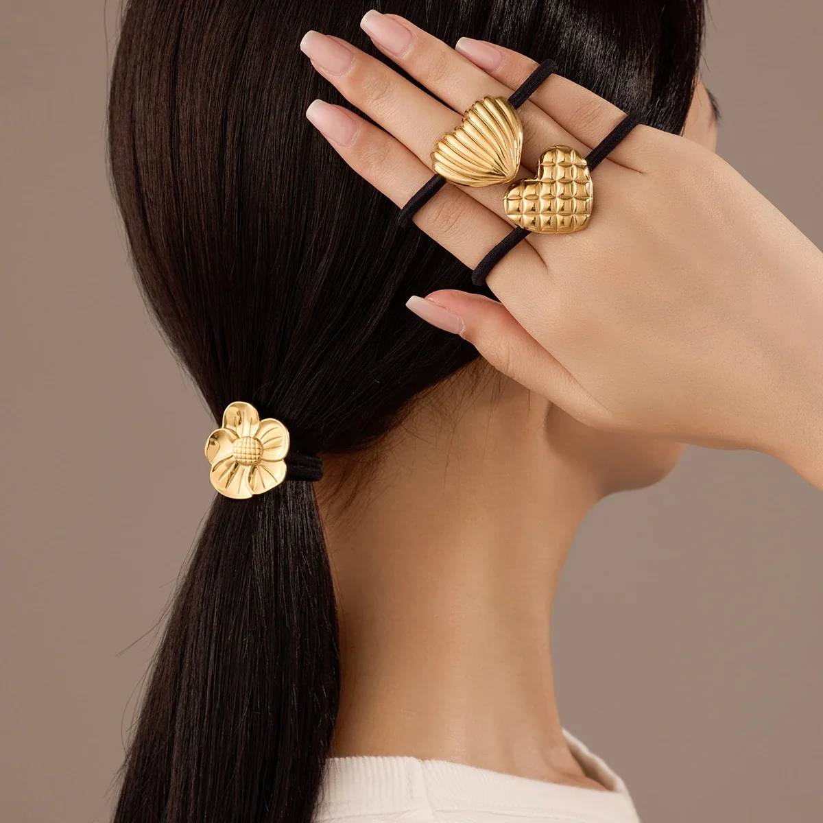 Photo produit : Élastique à cheveux avec breloques plaquées or tournesol, coquillage et cœur