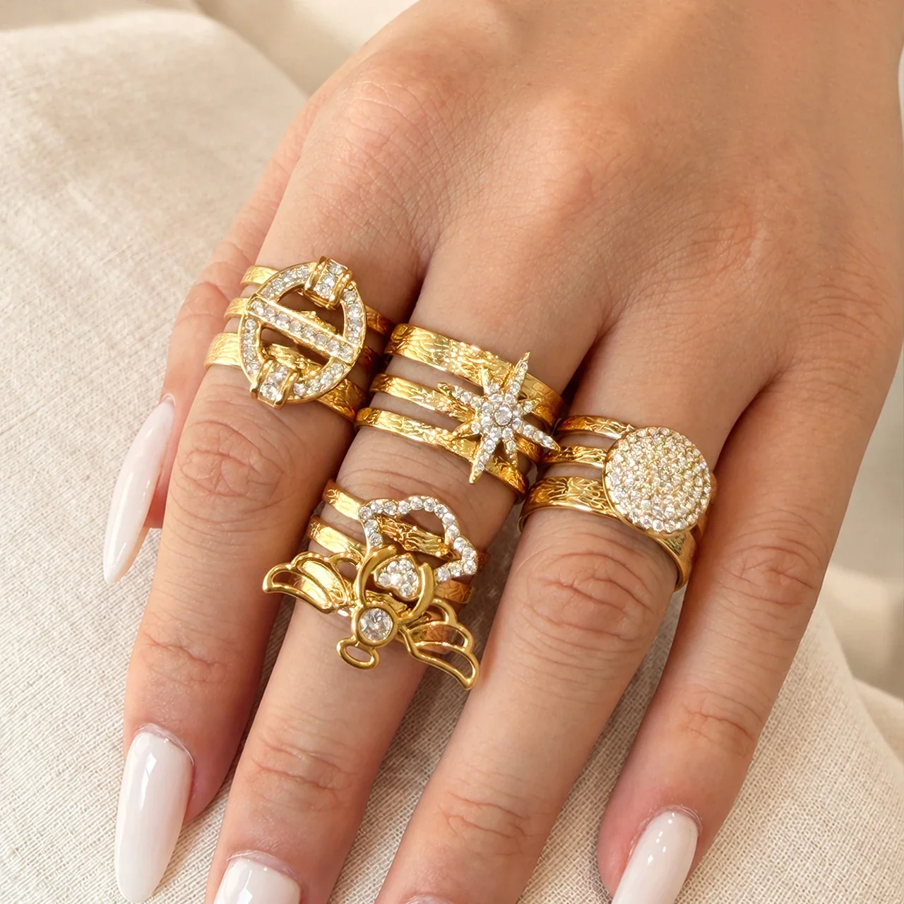 Open ringen met pavé-motieven en geëtste drievoudige banden, roestvrij staal productfoto