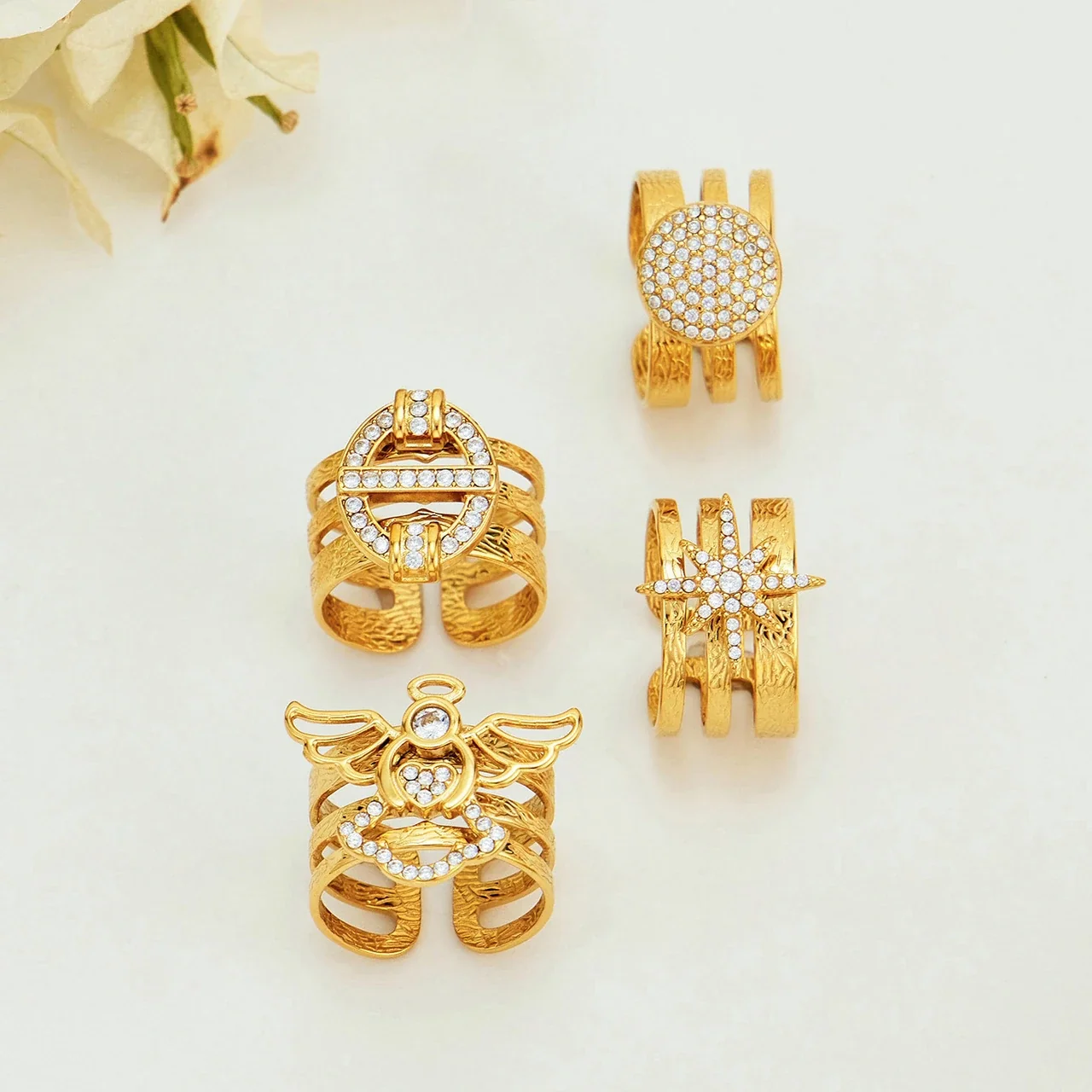 Open ringen met pavé-motieven en geëtste drievoudige banden, roestvrij staal productfoto