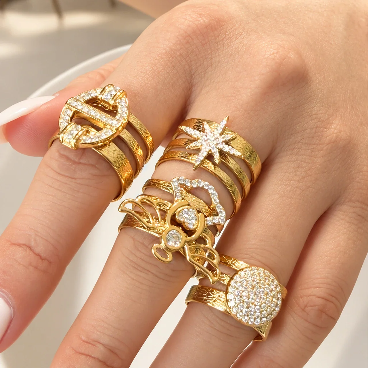 Open ringen met pavé-motieven en geëtste drievoudige banden, roestvrij staal productfoto